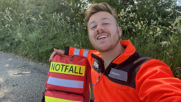 Portät von Marcel Wilhelm in Sanitäterausrüstung