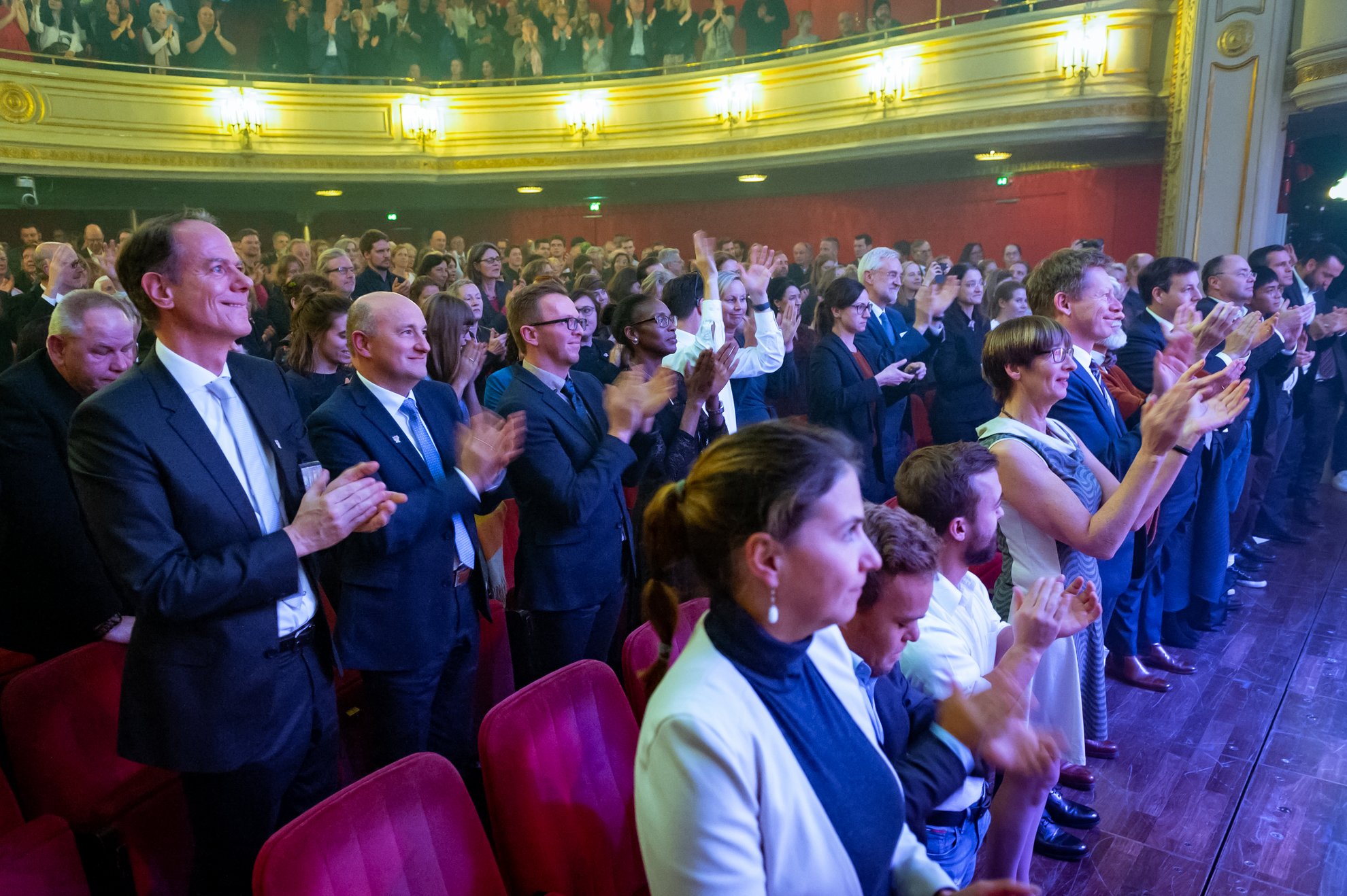 Ein großes Publikum im Deutschen Theater, Berlin bei einer Preisverleihung des Deutschen Engagementpreises 2019. Das Publikum ist begeistert ("Standing Ovations") und applaudiert euphorisch.