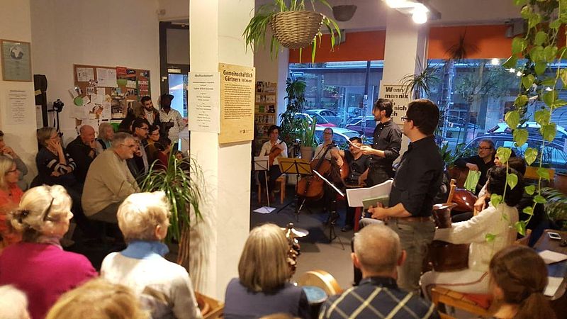 Musikgruppe und Zuschauer drumherum