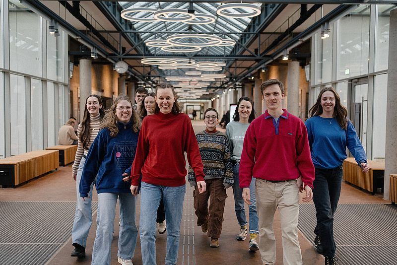 Menschen sammeln Lebensmittel für die Tafel