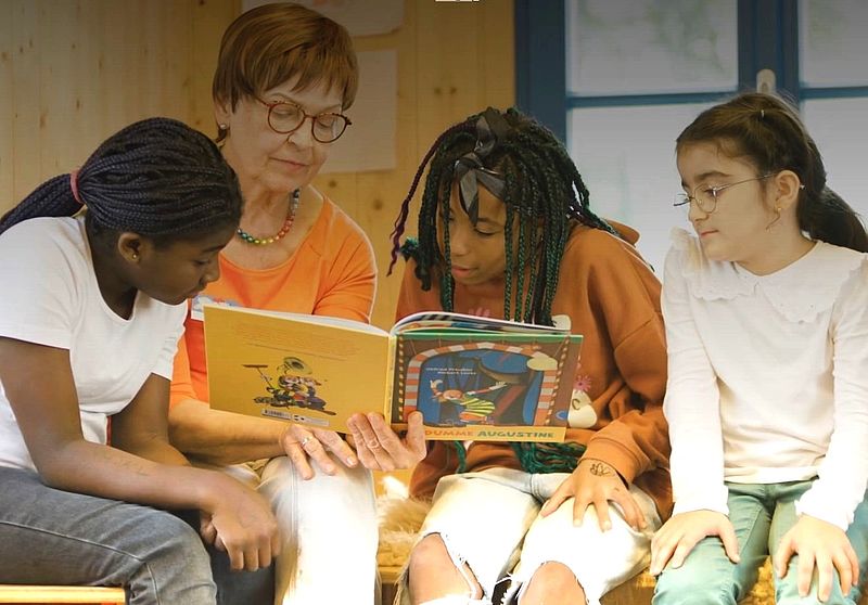 Lesen verbindet auf dem Spielplatz in Wuppertal Alt und Jung