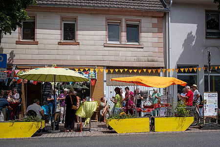 Menschen aus den verschiedensten Kulturen und Altersstufen kommen zusammen