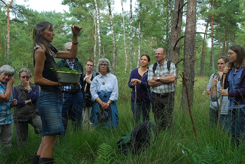 Eine Referentin erklärt Zuschauer:innen, wie Moore entstehen. 