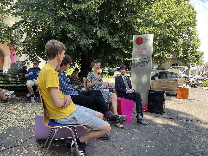 Anna Maria Lambertz-Rohstock und Kollegen bei „Philosophisches Herzblatt“ in der Heidelberger Fußgängerzone