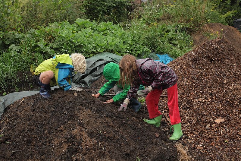 Kinder helfen im Luthergarten