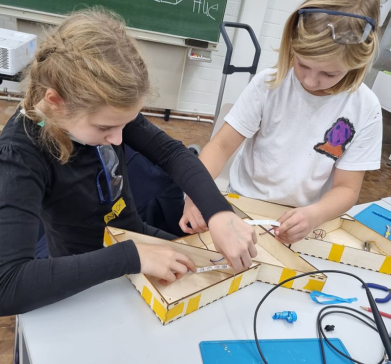 Zwei Mädchen konstruieren die Gehäuse Ihrer Lightpanels