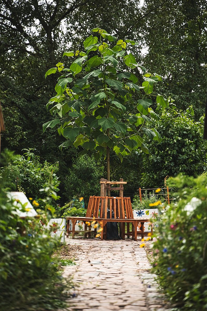 Ein paar Mitglieder welches sich generationenübergreifend beim Arbeitseinsatz engagiert haben