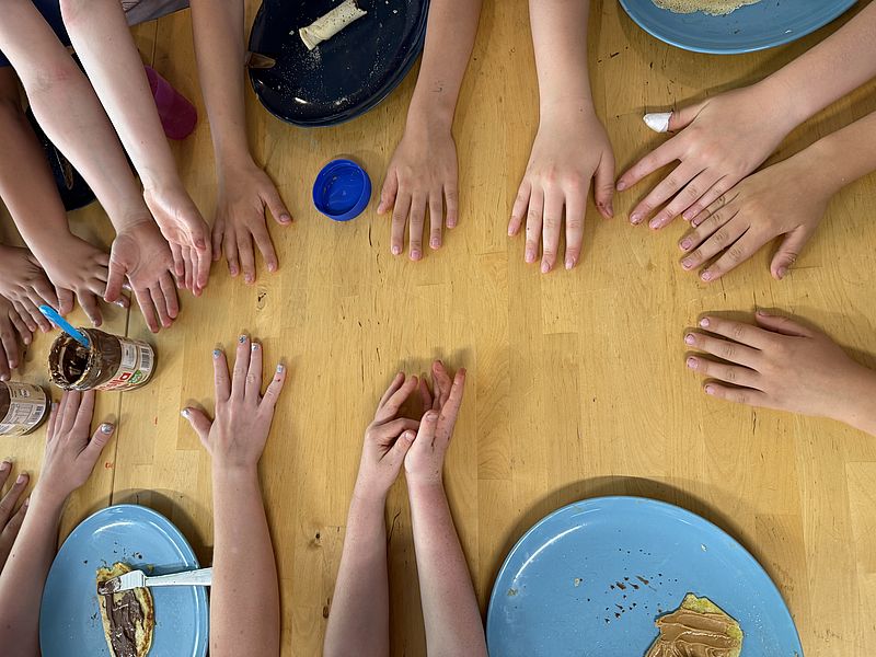 Mitarbeiter schneidet die Pizza