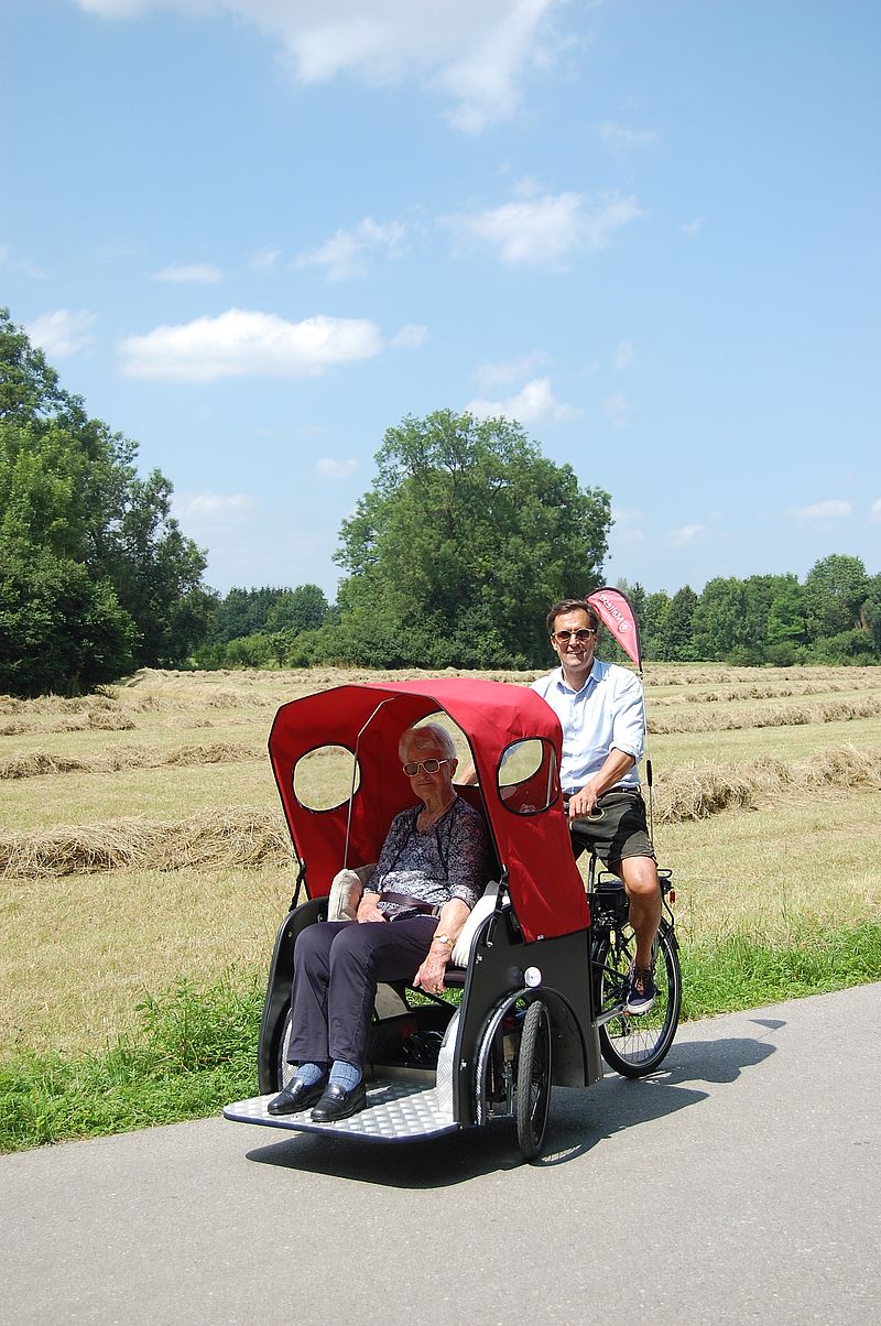 Unsere neuen Pflegebetten im Vergleich zu den "normalen", niedrigen  Feldbetten