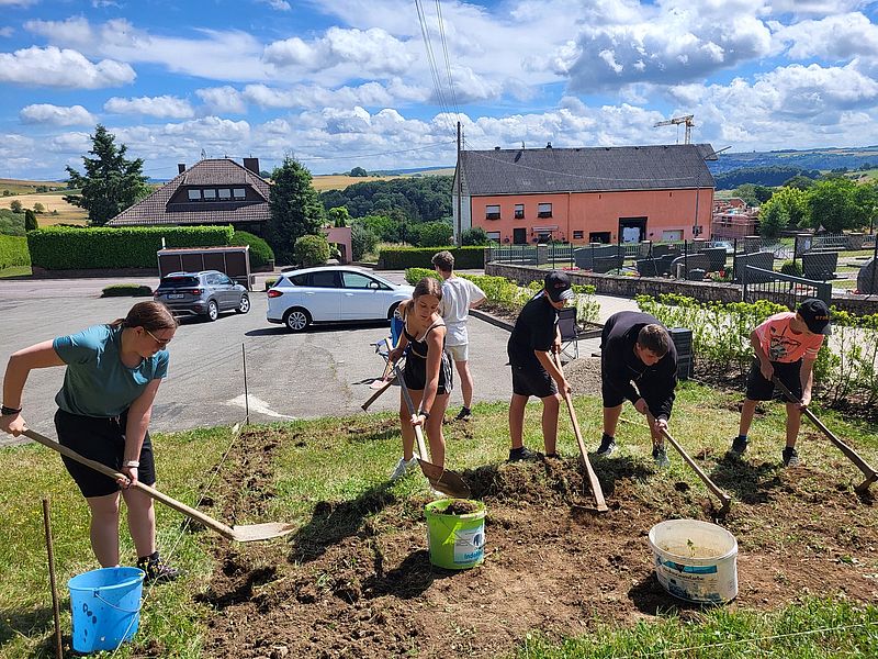 Mit Hacke und Spaten entfernten die Jugendliche die Grasnarbe