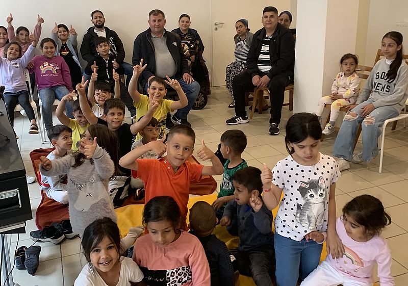 wir singen eingeübte Lieder mit den Roma-Familien