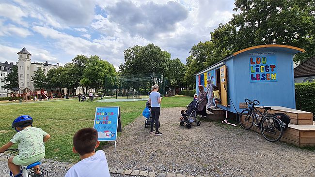 Der Kinderlesewagen - Leseförderung auf dem Spielplatz! 