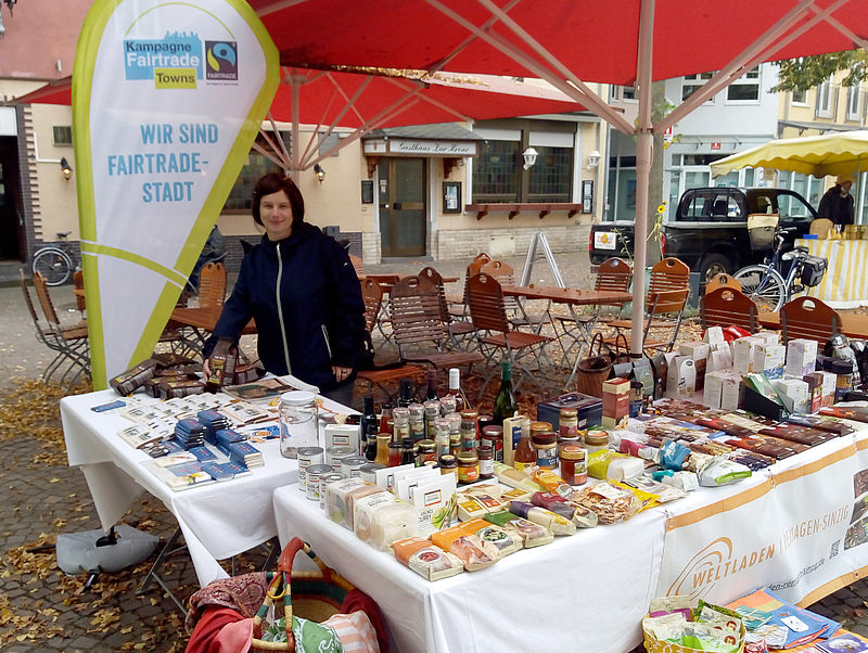 Faire Waren aus aller Welt und Werbung für die Fairtrade Stadt