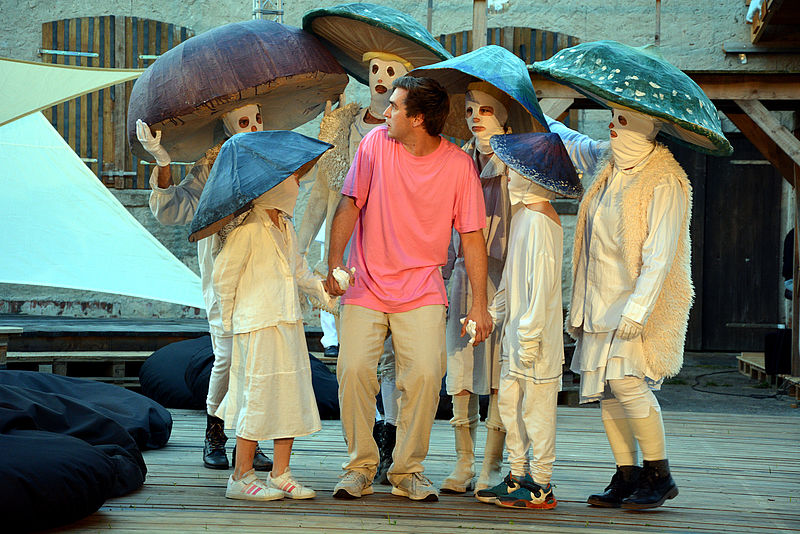 Puk (Isabeau Leboucher) und die Waldgeister (Klein Leppiner Opernchor)