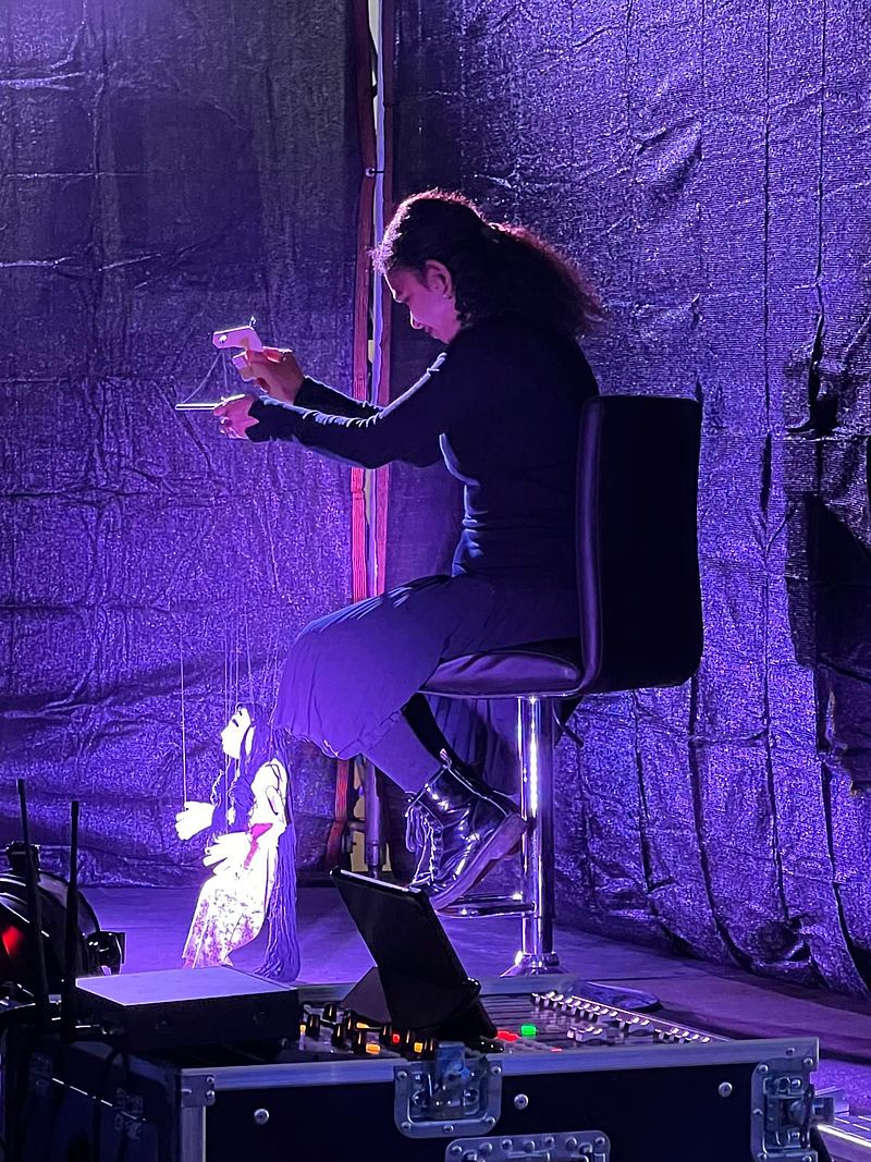 Frauen erzählen mit ihrer Marionette aus ihrem Leben