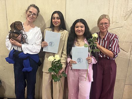 Die jungen Frauen haben trotz schwieriger Startbedingungen durch nachhaltige Unterstützung ihr Abitur geschafft! :-))