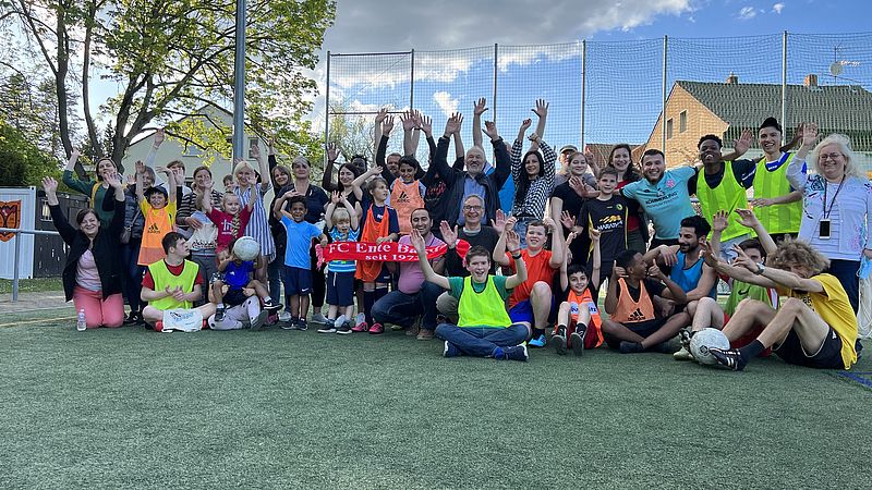 Geflüchtete und Einheimische aller Altersklasse jubeln gemeinsam