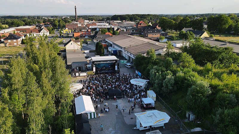 Der KGB liegt mitten im Ort. Eindrücke vom Open Air 2022.