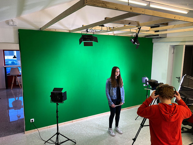 Kinder produzieren eine professionelle Nachrichtensendung