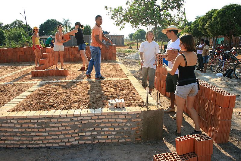 Interkulturelle Arbeit beim Kinderhausbau