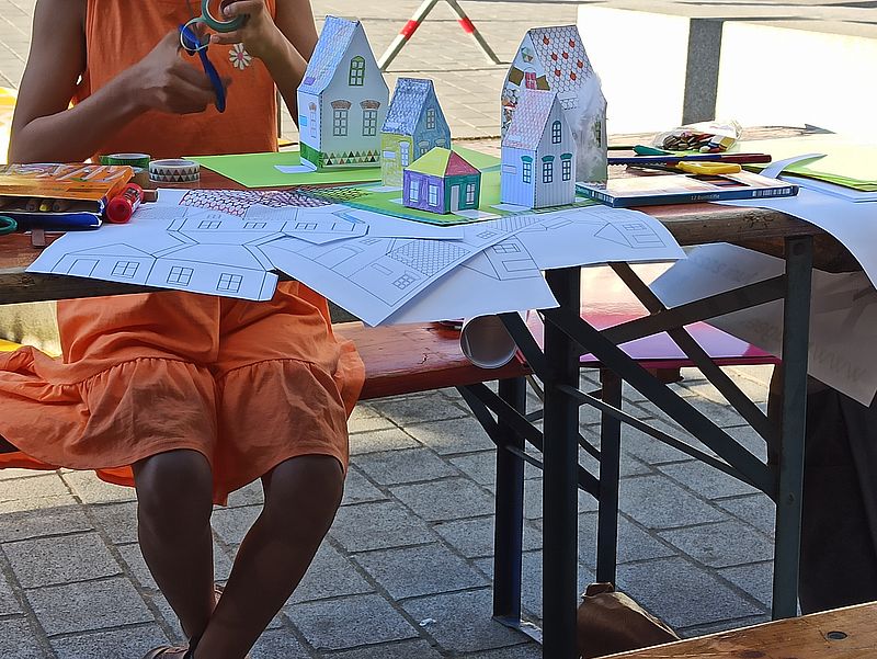 Kinder malen ihre Traumhäuser