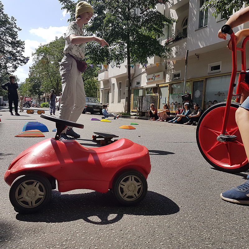 Kinder auf der Spielstraße.