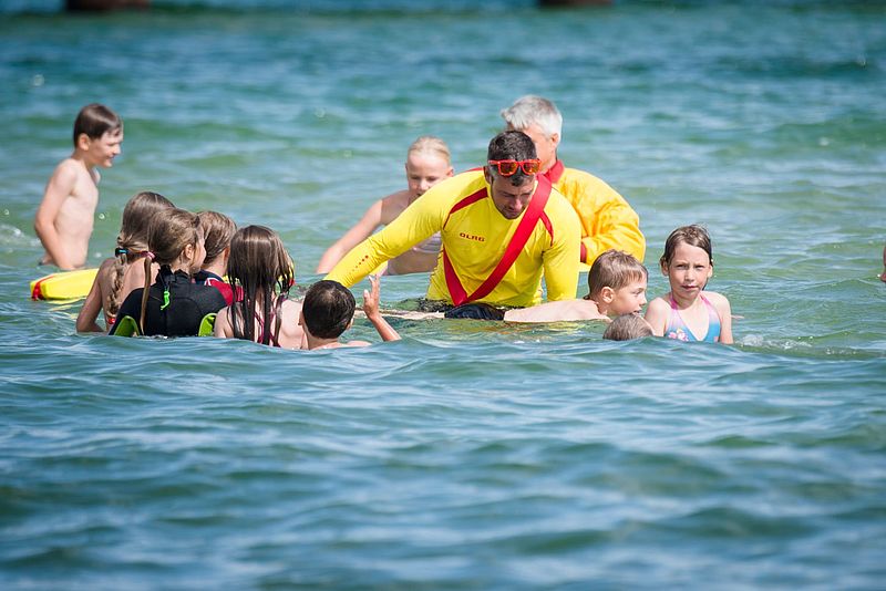 Vorführung einer Schwimmtechnik in der Ostsee