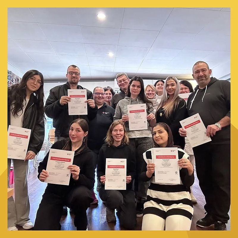 Teilnehmende des Workshops "1. Hilfe am Kind" mit ihren Zertifikaten