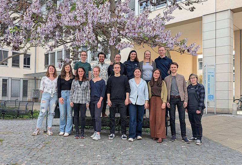 Zwei Frauen stehen vor einem großen Aufsteller, auf dem steht "Für Akzeptanz, gegen Ausgrrnzung"