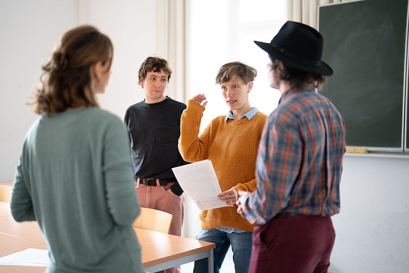 Anna Maria Lambertz-Rohstock im philosophischen Gespräch mit drei Teilnehmer:innen über die Frage „Was ist gut?“