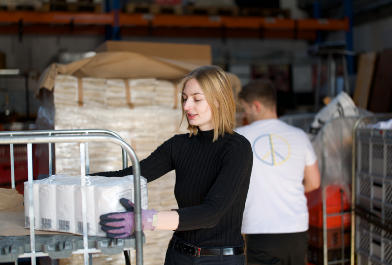 Vorbereitung der nächsten Lieferung von Nahrungsmitteln nach Odessa, Ukraine