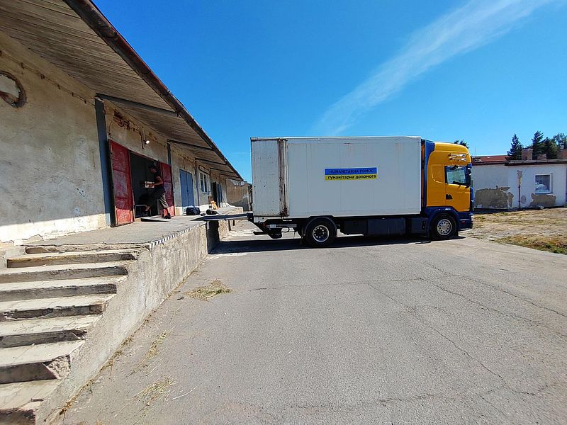 Beladung eines LKWs mit Hilfsgütern für Menschen im Osten der Ukrainee