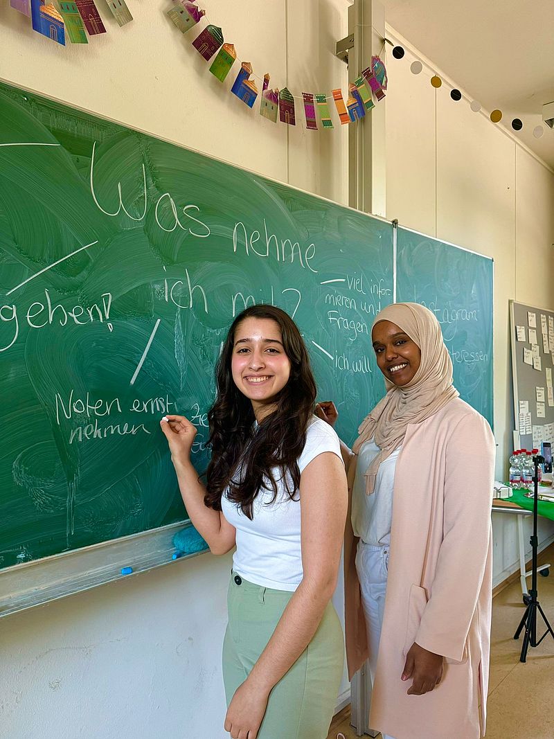 Gruppenfoto mit Schülerinnen und Schüler und Ehrenamtlichen