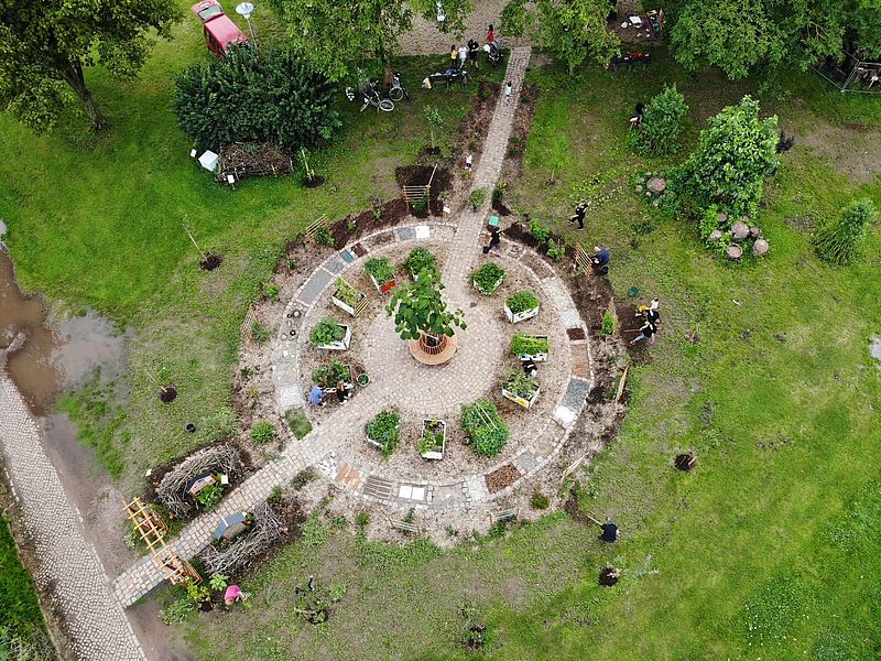 So sieht im Sommer unser Generationengarten aus - beruhigend, satt grün dank Bewässerungsanlage und voller postiver Energie