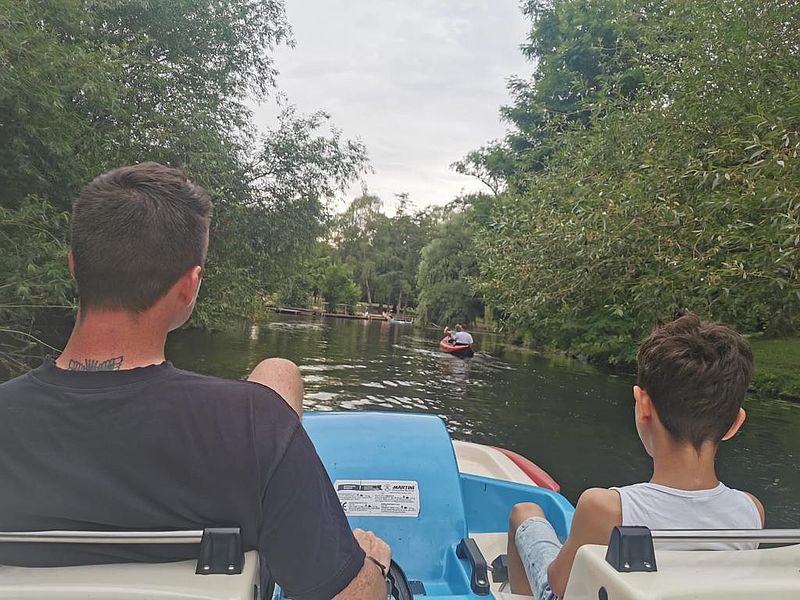 Balu und Mogli fahren Tretboot