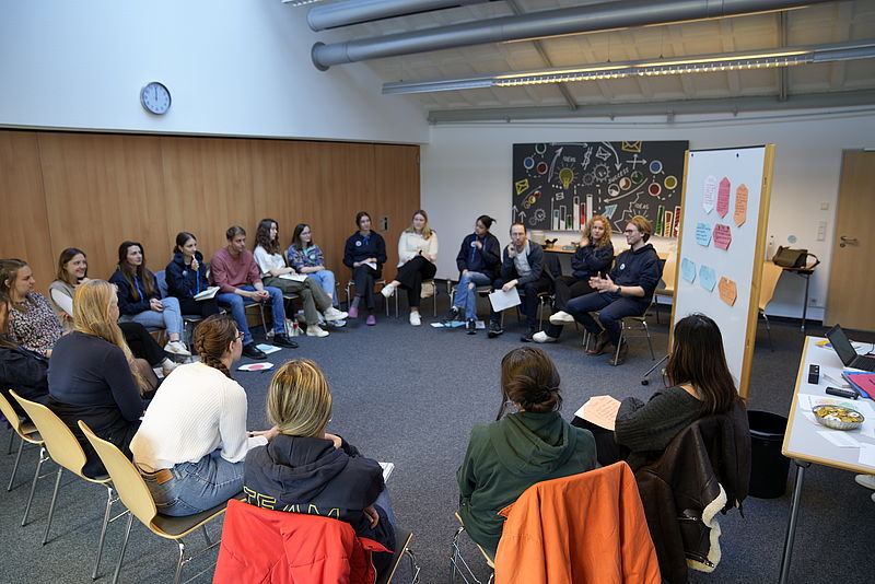 Helfer:innen während einer Fortbildung zu digitaler Lehre