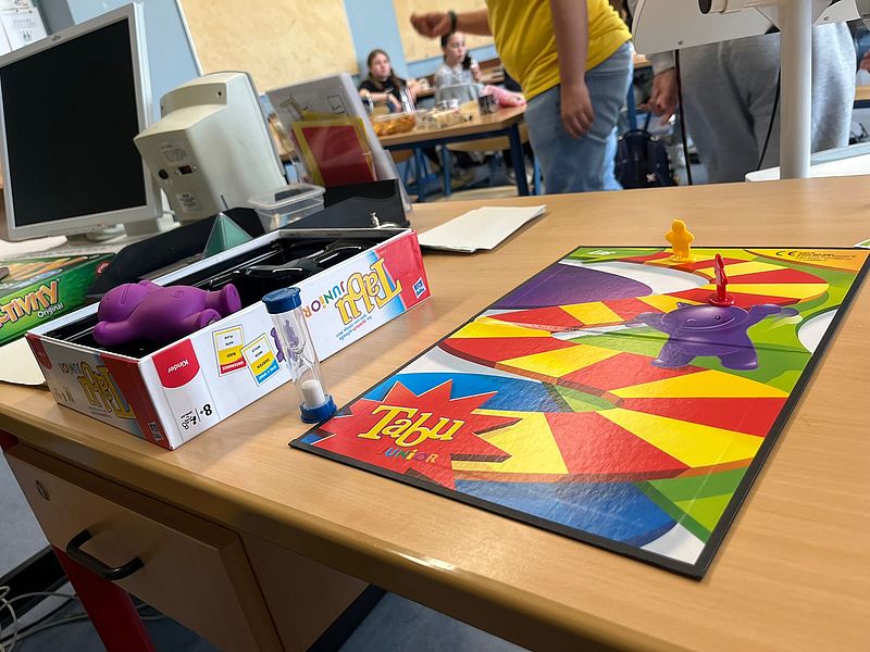 Die Schülerinnen und Schüler spielen verschiedene Spiele zusammen.