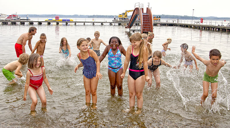 Kinder im Badesee mit Wasserwacht