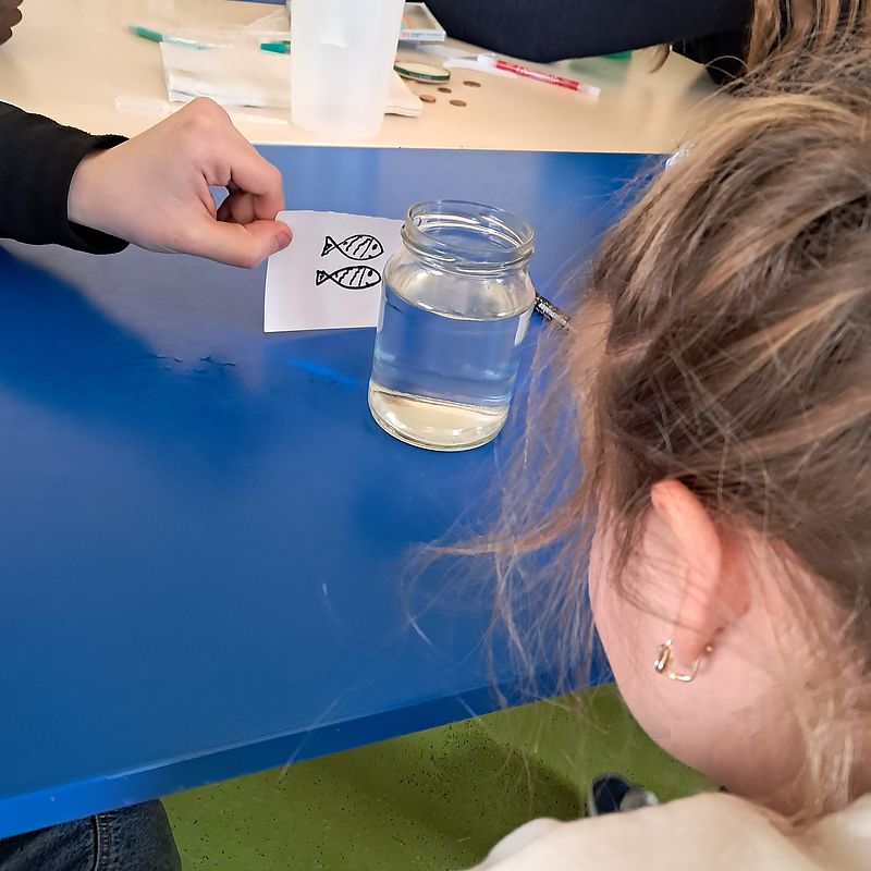 Die Hortkinder bauen einen Stromkreis.