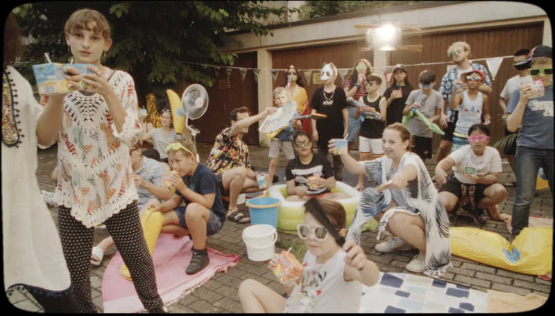 Die Schlussszene des Musikvideos "der Sommer ist heiß" (MusicMoves, 2022) bei der alle Teilnehmer mitgewir