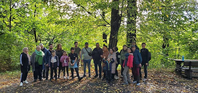 Nachbarn lernen sich bei einem Ausflug kennen
