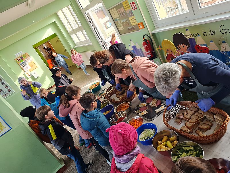 Die Kinder holen sich ihr Frühstück