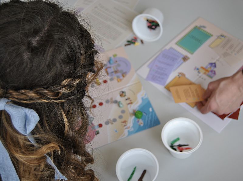 Plastic Town während es von Kindern gespielt wird