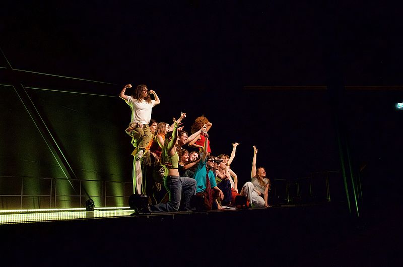 Menschen posieren nach einer Tanzvorführung