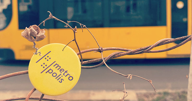 Button vor einer Bahn