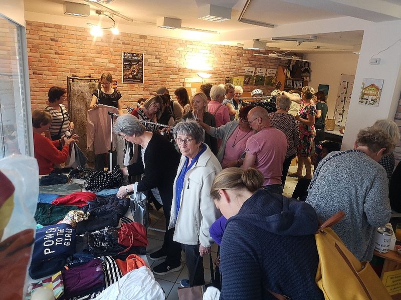 großer Andrang beim Kleider-Kreisel