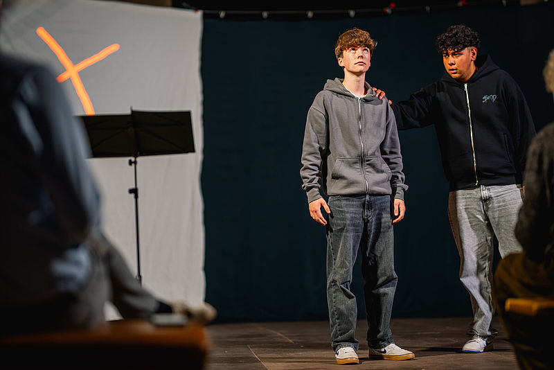 Menschen in einem dunkeln Raum