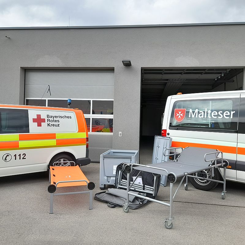 Der Besuchshund "Josef" bringt am Valentinstag die Blumen