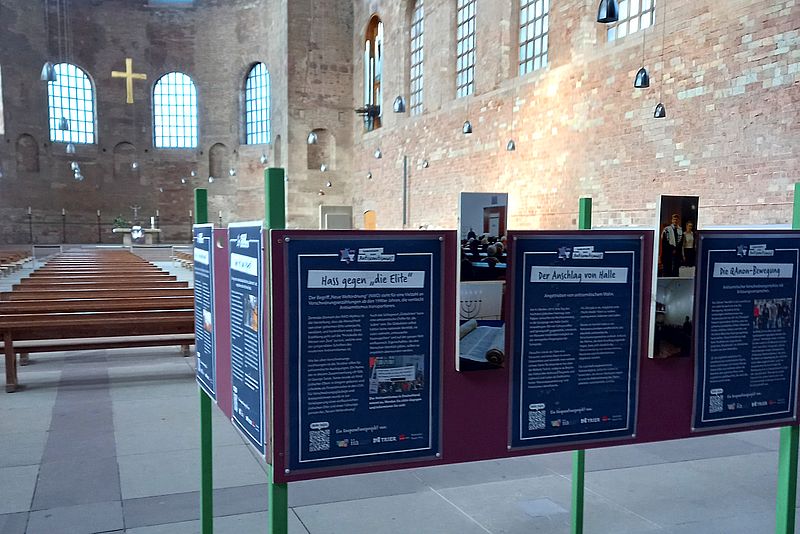 Die Ausstellung "Gemeinsam gegen Antisemitismus" wurde bisher an ganz verschiedenen Orten gezeigt - hier in der historischen Konstantinbasilika in Trier