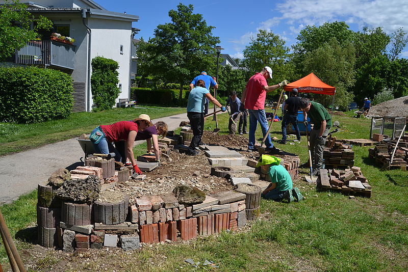 Beeteinfassung mit Trockenmauer aus Recyclingmaterial